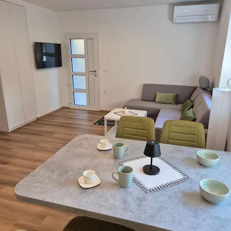 Sunny Barbara Apartment